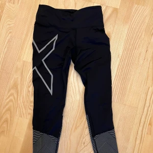 Kompressionstights - Kompressionstights från 2xu med reflex nedtill, i väldigt bra skick