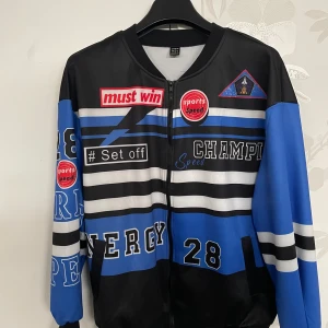 ”Skater” jacka - Säljer nu denna snygga jacka! Den är väldigt tunn o skulle egentligen mer säga att det är en tröja. Den är i super bra skick o endast använd 2 gånger. Kan få många outfits till nästa nivå!!😍 (pris kan diskuteras)