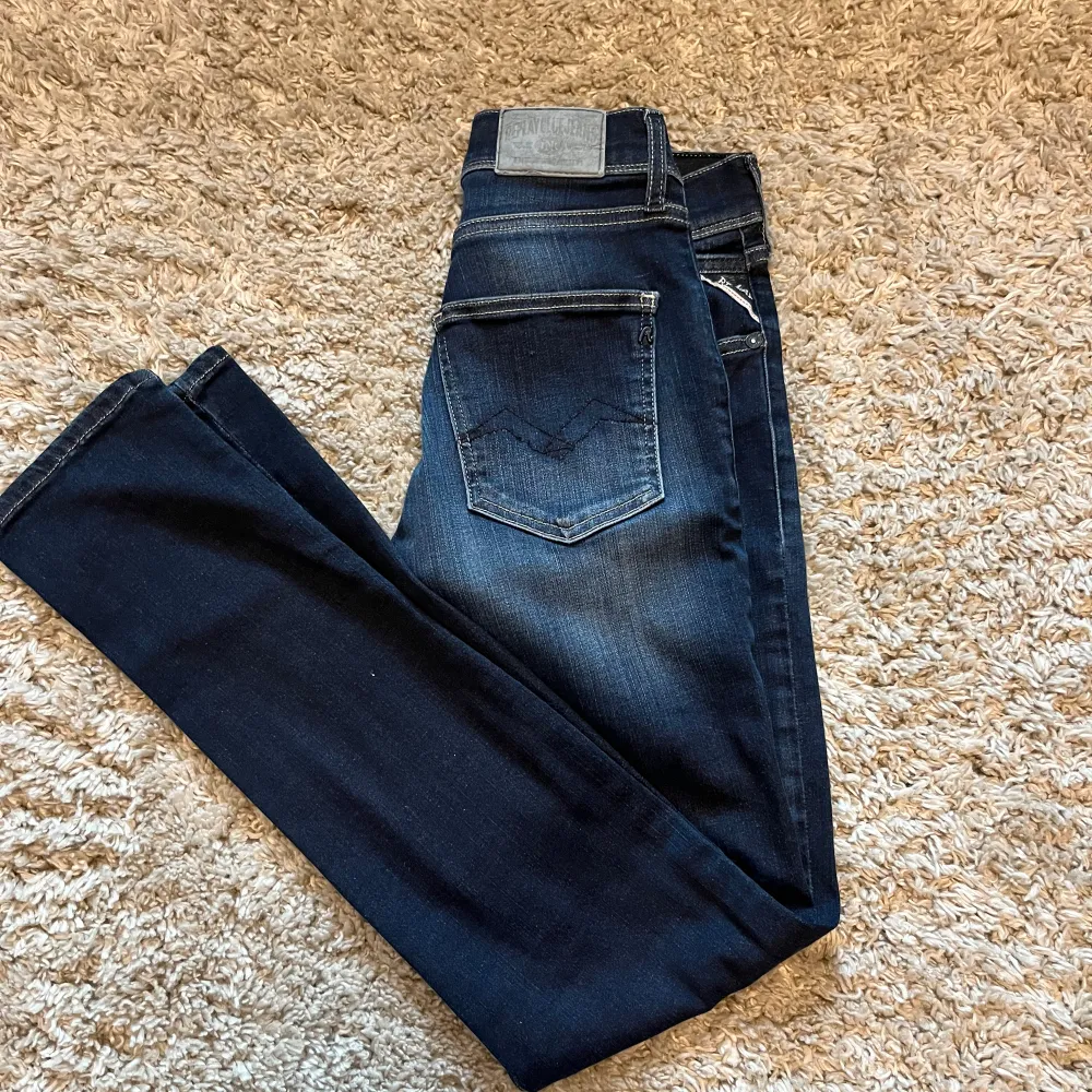 Säljer nu mina replay jeans. De har ett väldigt bra skick och har inte används någon gång. Modellen är hyperflex.. Jeans & Byxor.