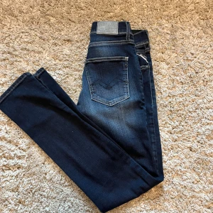 Replay jeans - Säljer nu mina replay jeans. De har ett väldigt bra skick och har inte används någon gång. Modellen är hyperflex.