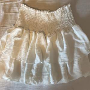 Vit kjol från Shein, köpt för några år sen och aldrig kommit till användning.