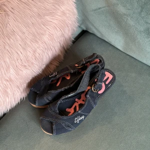 Kilklackar i jeanstyg  - Kilklackar i storlek 37. 🌸