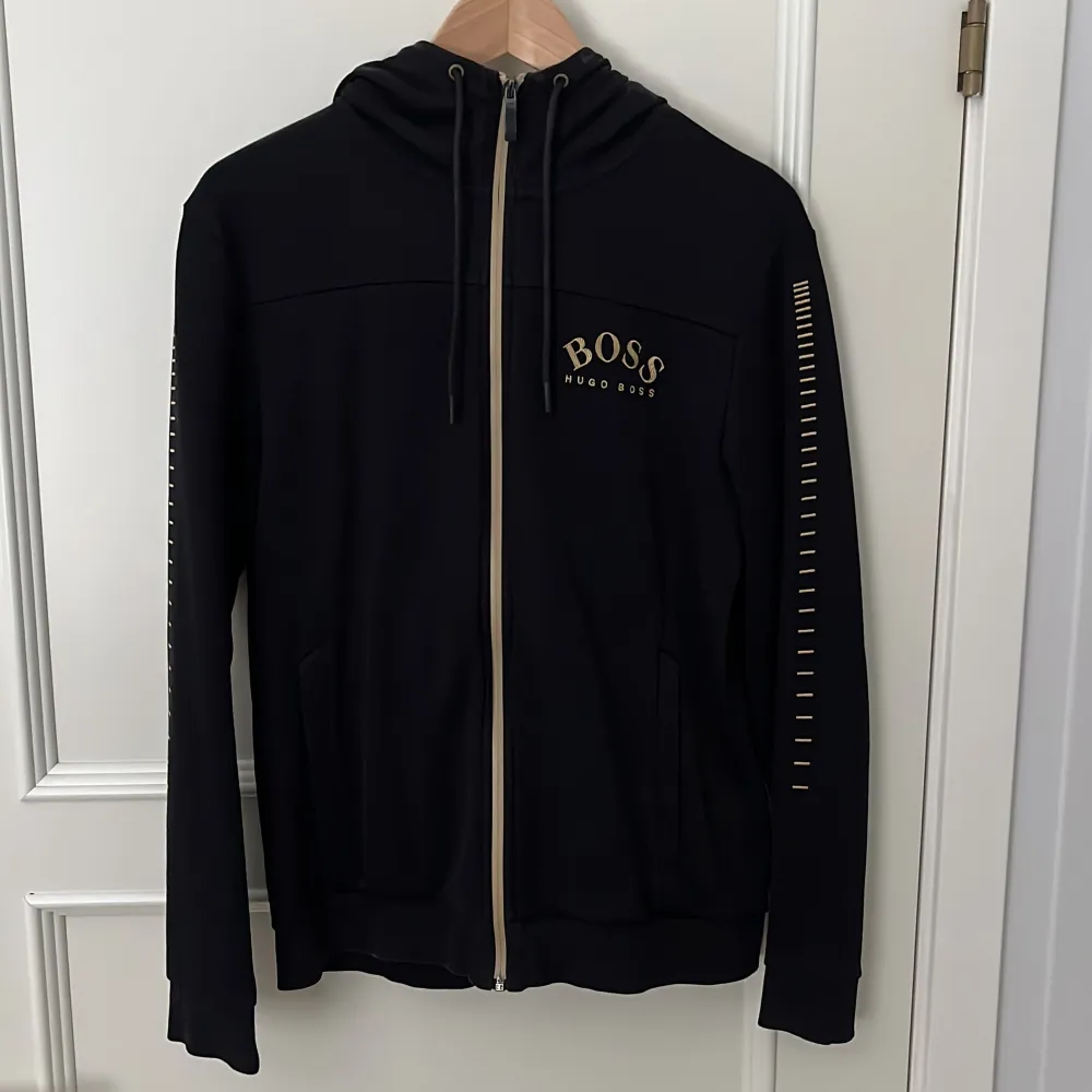 Svart Hugo Boss hoodie i bra skick. Stl M. Inga hål, fläckar eller nåt annat större fel på den.. Hoodies.