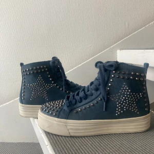 Snygga skor från primadonna - Jätte snygga coola skor med hög sula, från primadonna men köpt från sellpy, storlek 39💕