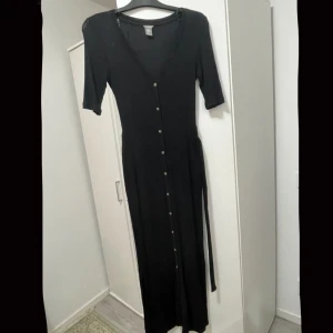 Svart Ribbad Klänning (finns i rosa) - Hej! Säljer mina två ribbade klänningar (svart och rosa) eftersom de inte kommer till användning. Superfint skick! De är strl XS men jag som bär M/L tycker de sitter fint på kroppen.