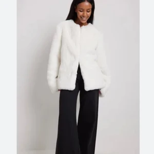 Pälsjacka  - Vit pälsjacka från Lovisa Barkmans kollektion hos NA-KD! Strl 34 men ganska mke oversized🥰 något ”smutsig” på vissa ställen , har ej vågat tvätta i maskin.