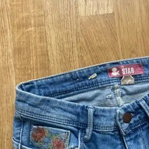 Nu säljer jag dom här jeansen från 1995 talet. Jätte unika och går inte att hitta någonstans. Det här är då min mammas gammla jeans som hon köpte runt 1990-1995 talet🤩 jätte snygga och sköna, lowaist. Jag startar med pris 500kr men ni kna buda!