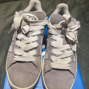 Adidas Campus 00’s Grey Gum! - Skorna är i mycket bra skick 9-10 Snygga och bra för att ha nu i sommar. Storleken är 44 och 2/3 Mrn skulle säga att den passar dig som har 44-45 