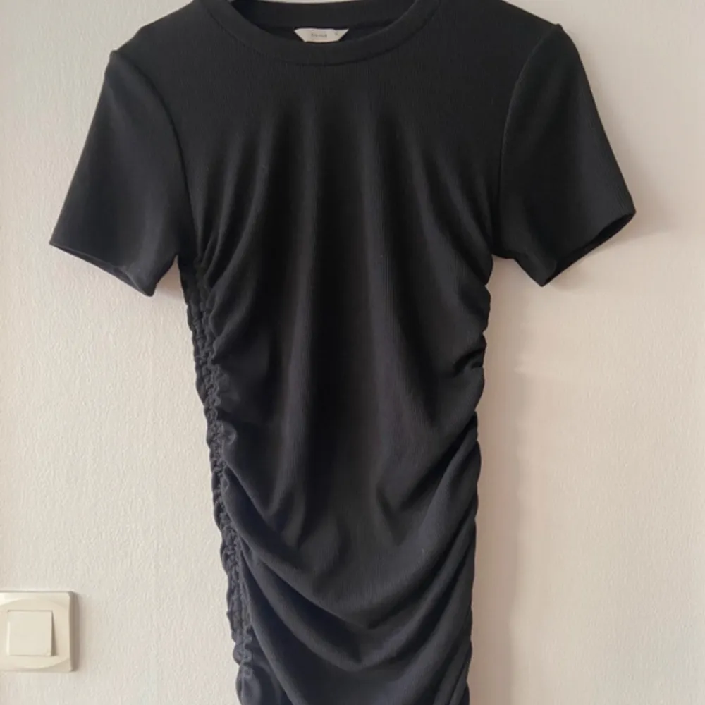 En fin oanvänd klänning från Pigalle, köpt för 499kr i somras💕passar även XS/S. Klänningar.