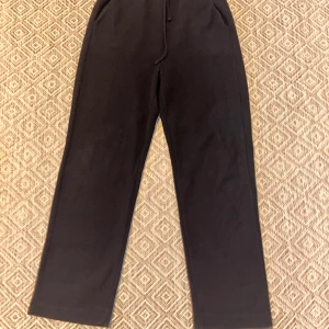 Byxor  - Sköna svarta fin mjukisar från Zara. Storlek S men stor i storleken, Bra skick.