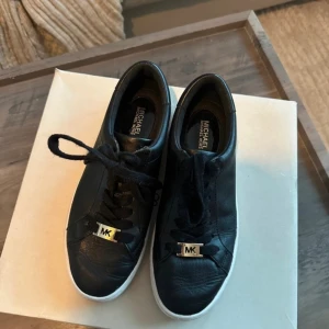 Michael Kors Skor - Säljer mina Michael Kors skor i storlek 36❤️I använt skick 