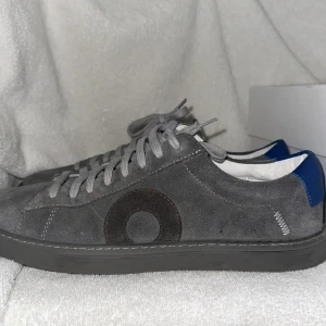 Oliver cabellsss - Tjena! Säljer mina sjukt fräscha Oliver cabells just nu, använda ca 3 gånger. Hör av dig vid funderingar. Bara 2100kr !!har box och dustbag pris går att diskuteras. Tar byten!!!!