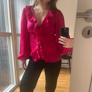 Rosa volangblus - Säljer denna superfina volangblus från Zara då jag köpt två storlekar. Oanvänd men utan prislapp. 