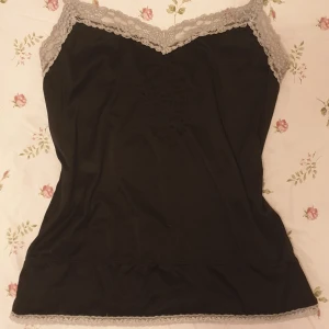 Svart silk spets linne - Super gulligt svart silk linne med gråa spets detaljer❤ Går att använda som ett skönt nattlinne eller ha det ute, super skönt material :)