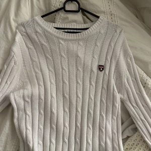 Superfin kabelstickad tröja! - Superfint skick, andvänd 2-3 gånger, köpt i Dubai! Storlek M men sitter bra på mig som har S. Kan skicka bild på! Kom med bud. Möts i sthlm eller postas. Säljs då den ej kmr till andvändning! 