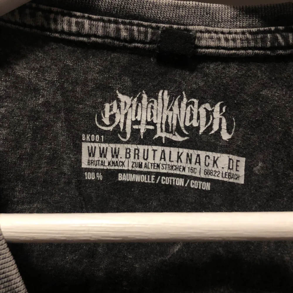 T-shirt från Brutalknack, aldrig använd. Stort tryck på ryggen. . T-shirts.