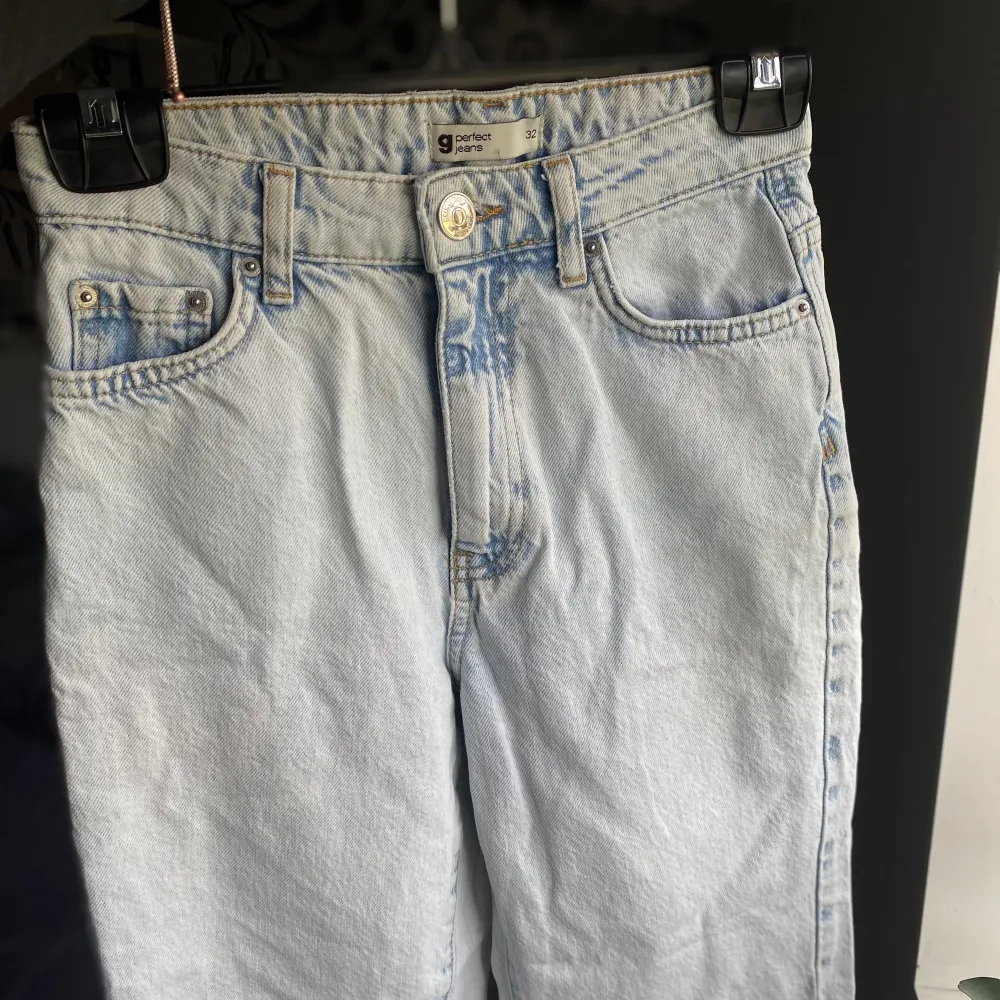 Ljusblåa Perfekt Jeans från Gina, använda några gånger och är i fint skick Storlek 32 Skriv vid fler frågor eller funderingar💕. Farkut & Housut.