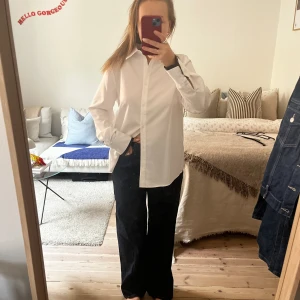 Skjorta från NA-KD  - Skjorta från NA-KD med svarta detaljer. Aldrig använd.  Storlek: 38