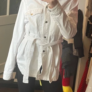 Jeansjacka  - Säljer en jeansjacka från Zara i fint skick. Den är storlek xs men funkar bra till den som har storlek s. 