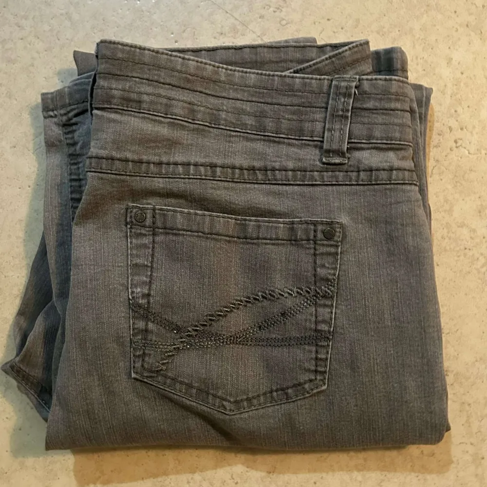 Oanvända jeans som är i storlek 42 men passar mig som har storlek 36, passar även s/m. Har jättefina mönster som ni ser på bilden. 😻. Jeans & Byxor.