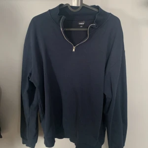 Half zip - Tjabba! Säljer denna feta Halfzip från kidsbrandstore i storlek S. Passar ca 170-175, som ni ser på storlekslappen. Riktigt fet och passar fett bra över skjorta. Säljs pga att den är för stor. Hör av er vid funderingar och pris kan diskuteras!🔥🤩