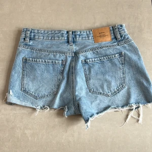 Jeansshorts Stradivarius - Jeansshorts från Stradivarius. Stl 36. Fin tvätt och bra skick! Säljer då jag vuxit ur dem. 