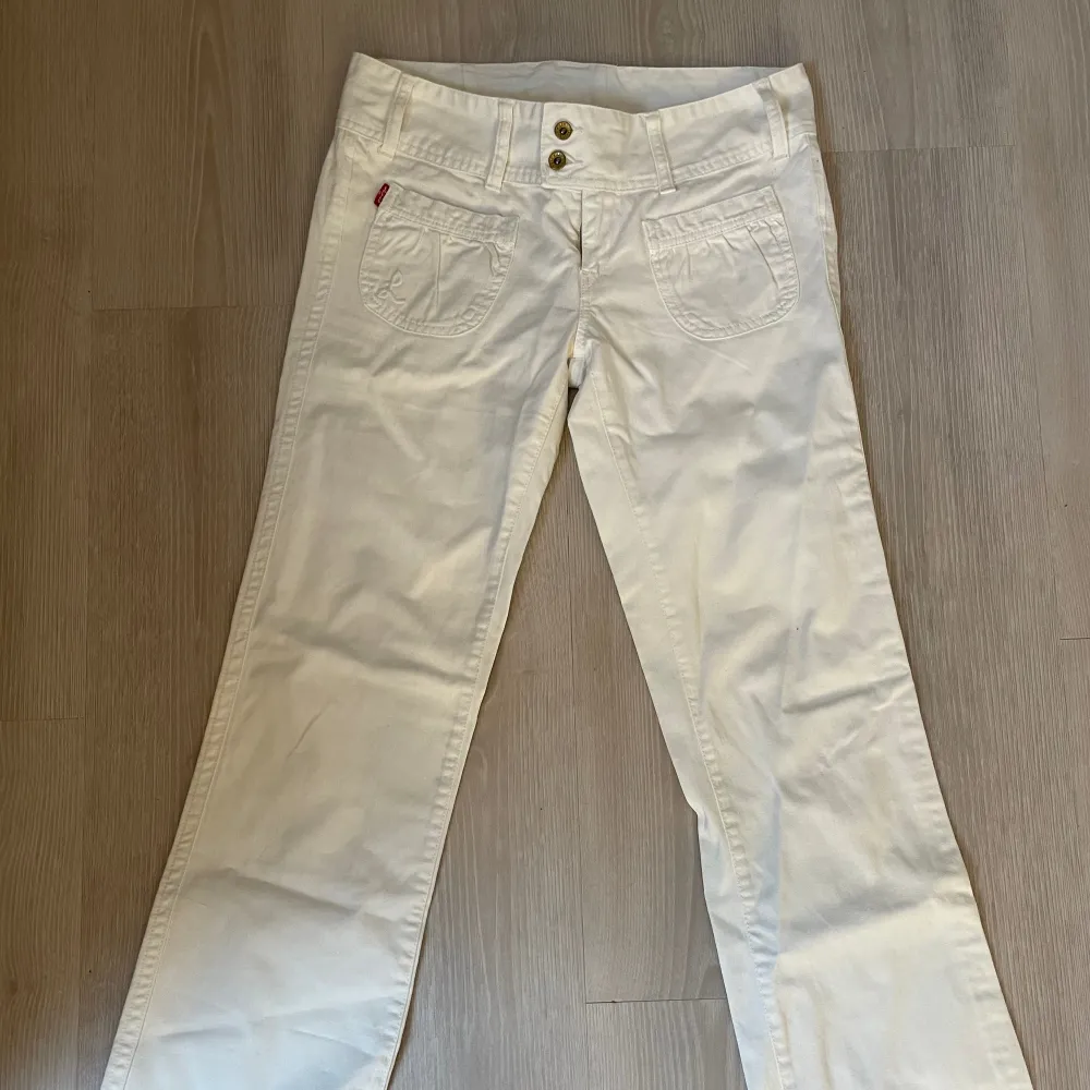 Snygga vita vintage Levis lågmidjade bootcut jeans som tyvärr är för små för mig. . Jeans & Byxor.