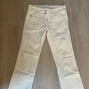 Snygga vita vintage Levis lågmidjade bootcut jeans som tyvärr är för små för mig. 