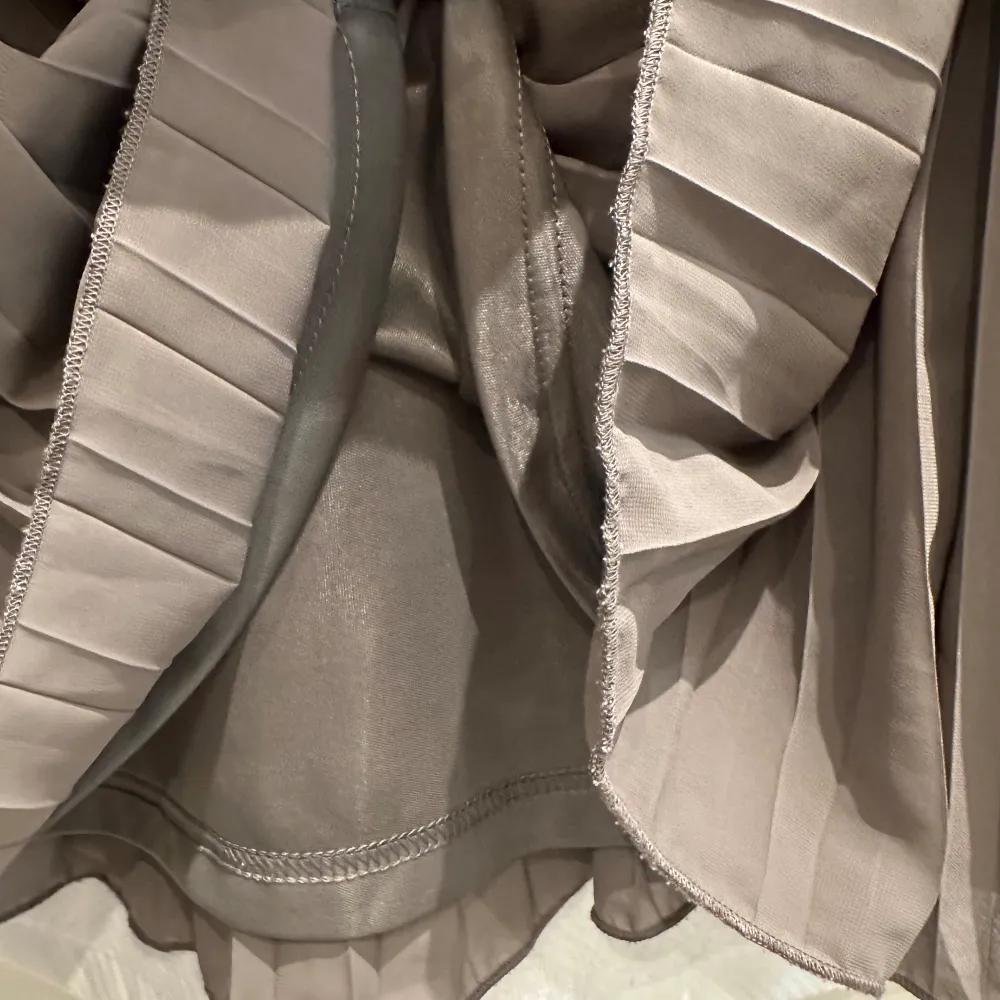 Fin grå klänning från Edc by Esprit.  Underdel i två lager, dragkedja i sidan.   Strl: 34. Klänningar.
