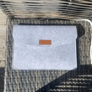 Laptopfodral  - Laptopfodral som passar MacBook Air eller andra laptops i storlek 13 tum. 