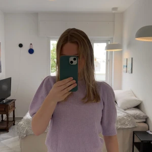 Stickad Top - Jag säljer denna jättefina lila stickad top från Neo Noir 💕 jag säljer den då den inte har kommit till användning 💕 använd 1-3 gånger och är i nytt skick. Hör av er vid intresse, priset kan diskuteras 💕