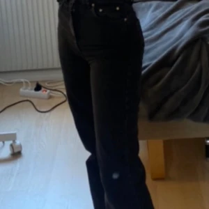 Jeans  - Säljer dessa snygga jeans från asos då de tyvärr inte passar längre ! Strl uk 6, xs. Prioriterar snabb o smidig affär då jag behöver bli av med kläder inför flytt!!