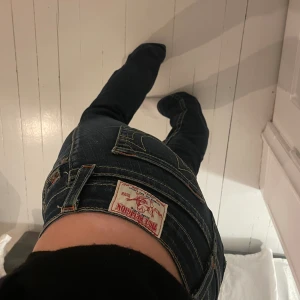 True religion jeans - Säljer dessa skitsnygga, bootcut, lowwaist true religion jeans, i en mörkblå tvätt!