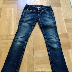 Snygga Low Rise Jeans från True Religion med raka ben💕 Innerbenslängd 79cm. Storlek 24.
