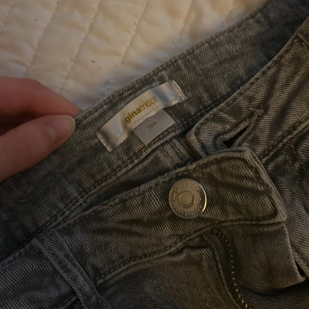 Jag säljer ett par lågmidjade jeans från Gina tricot i storlek 164, perfekt passform och längd, vill sälja för att jag inte använder längre💗. Jeans & Byxor.