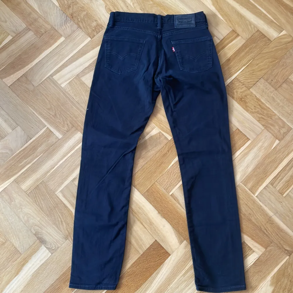 Levisjeans 511 strl W30 L32. Beninnemåttet är 76 cm. Inga fläckar eller hål i jeansen.. Jeans & Byxor.