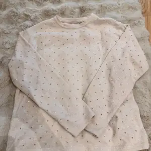 En fin stickad, pärlig tröja från ZARA(kids) I size 152.