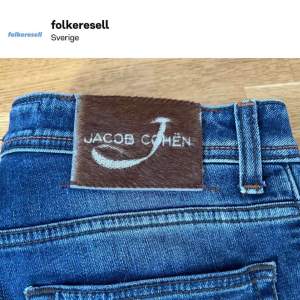 Säljer nu ett par fina Jacob Cohen jeans, dom är i fint skick. Hör av er vid frågor😊