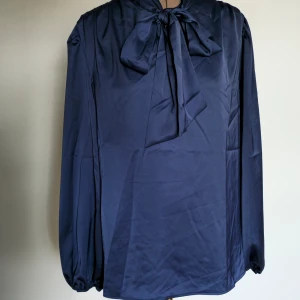 Oanvänd blus - Fin oanvönd satinblus med knytdetalj
