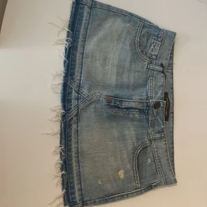 Hollister jeans kjol - Super snygg jeans kjol från hollister i jätte bra skick. Midjemått rakt över 41 cm och längd 31 cm. Pris kan diskuteras, står ej för postens slarv. Vid frågor och intresse är det bara att höra av er.😊
