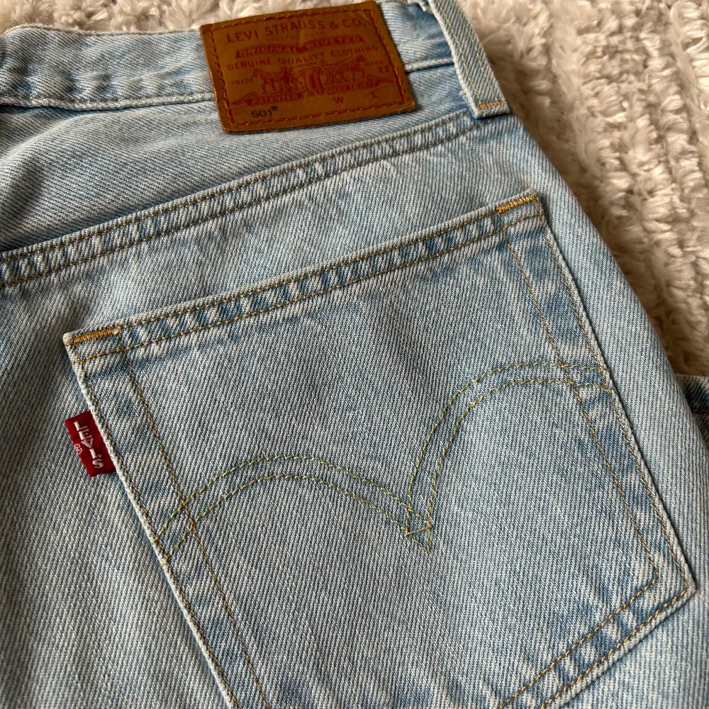 Ljusa Levis jeans i modellen 501, använda fåtal gånger. I princip som nya. Köpta för 1300kr. Storlek w26 L28. Jeans & Byxor.