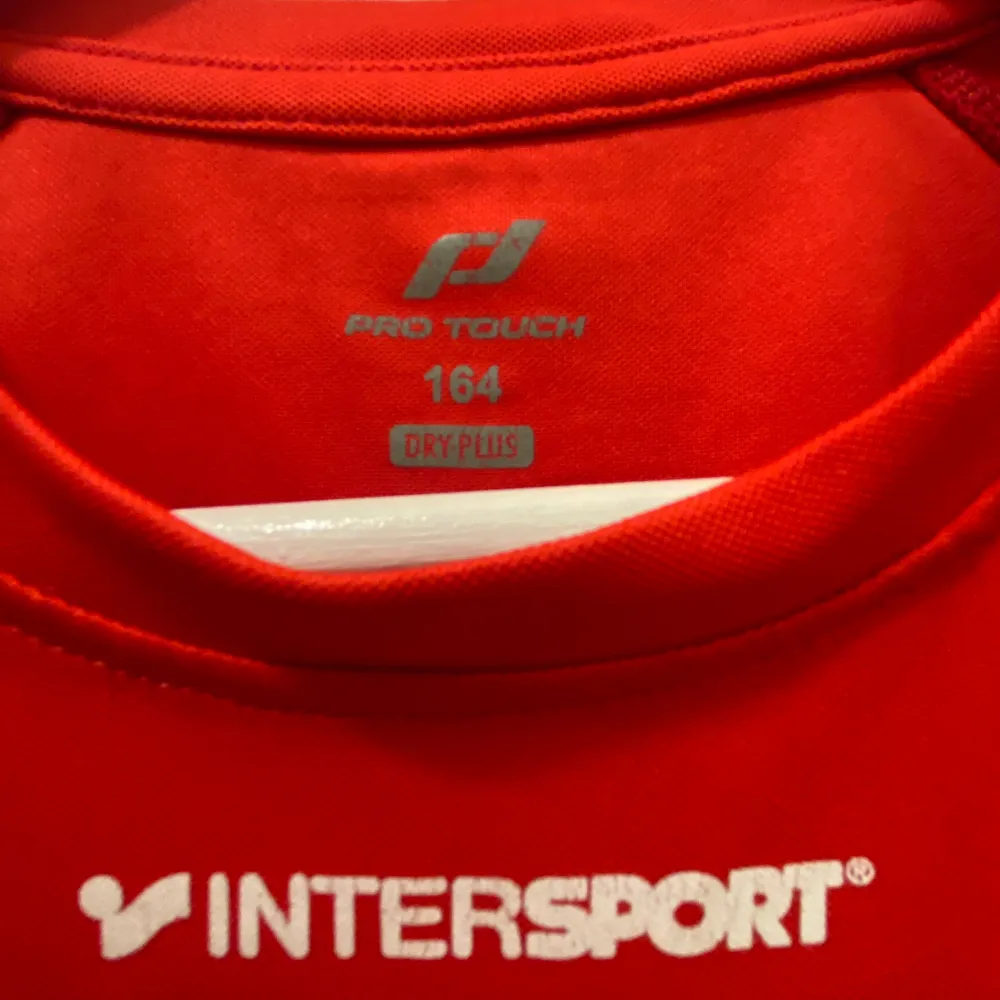 Använd fåtal gånger!  Pro touch Röd           T-shirt Storlek: 164 Shorts Storlek: 160 . T-shirts.