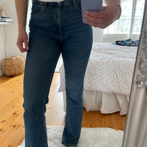 Blåa jeans med slits  - Jeans med slits. Bekväma och lång i benen. Knappt använda. 