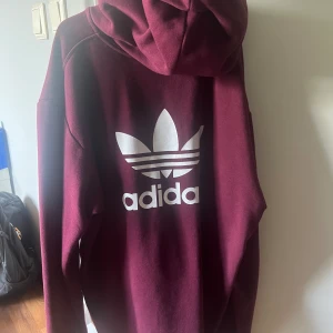 adidas zip hoodie - vinröd adidas zip hoodie i storlek L