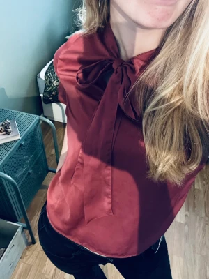 Blus från veromoda - Super söt blus från veromoda, färgen syns bäst på sista bilden pga mobil medd filter😝 blusen har ett skimrigt material och knyte. Storleken på blusen är xs men passar fint på mig som är M, inga defekter utan blusen är i topp skick