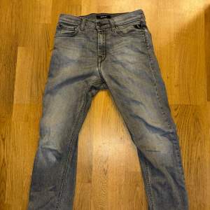 Replay jeans i färgen grå och svart och blå  Strl150cm men passar upp till 160cm