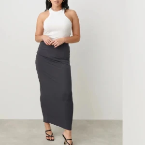 Svart långkjol ifrån Ginatricot  - Säljer min gråa långkjol då den inte kommer till användning längre🌟