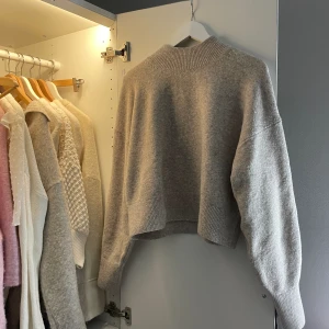 Stickad tröja - Superfin other stories tröja med halvpolo 💗storlek M och mycket bra skick. Den är ljusare i dagsljus och de är bara att skriva för fler bilder eller frågor