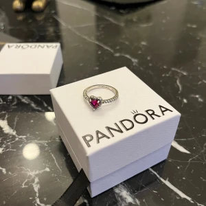 Pandora ring  - Säljer min pandora ring som jag fått av min ex-kille, ringen har inga repor och lådan finns kvar, skriv för bilder eller frågor❤️