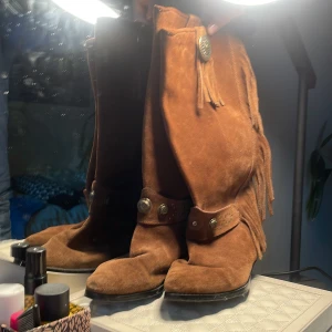 Bruna cowboy boots - Passar perfekt till sommaren! Sälger då de är alderles försmå. Äkta läder med fina med fina detaljer. Pris kan diskuteras.🫶